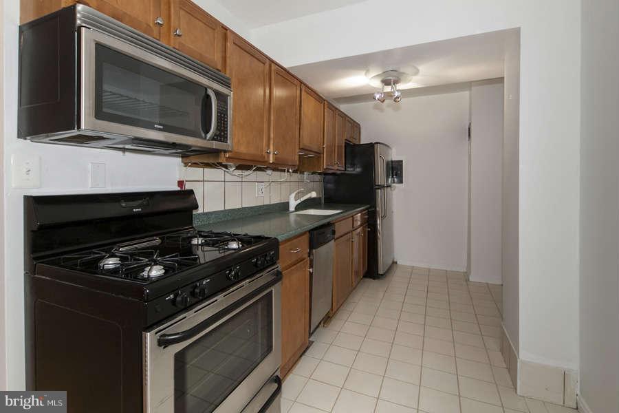 3901 Tunlaw Road Northwest, Unit 401 Washington, DC 20007 - Photo 9 of 27 Kitchen