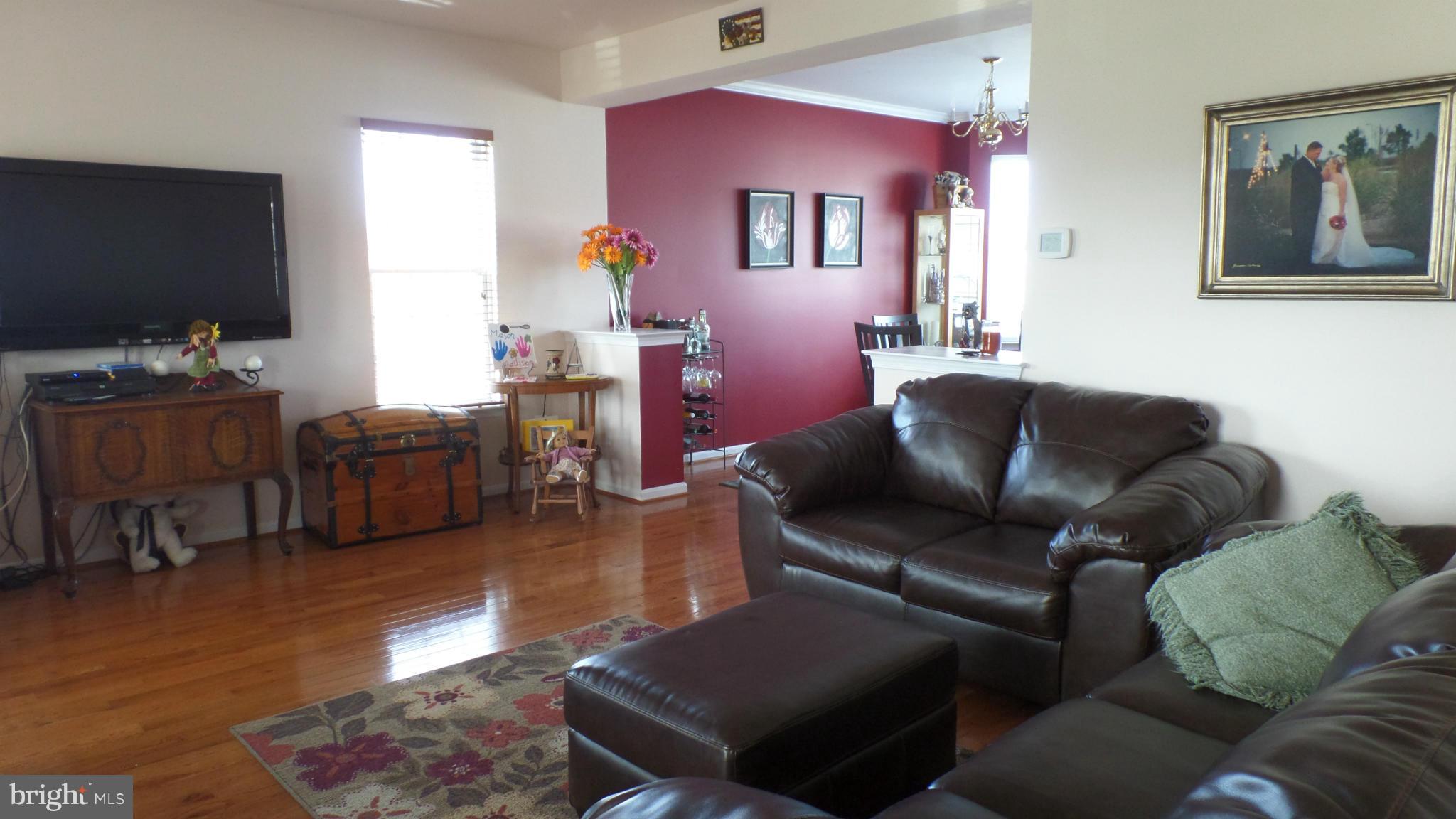 126 Commodore Drive Baltimore, MD 21221 - Photo 5 of 30 Living Room