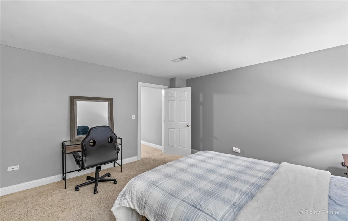 7N580 Wagontire Road St. Charles, IL 60175 - Photo 37 of 52 a bedroom with a workspace