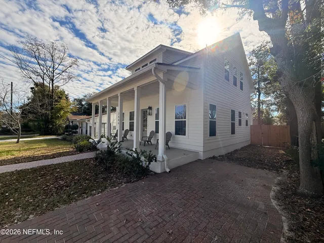 a view of a house with backyard and garden