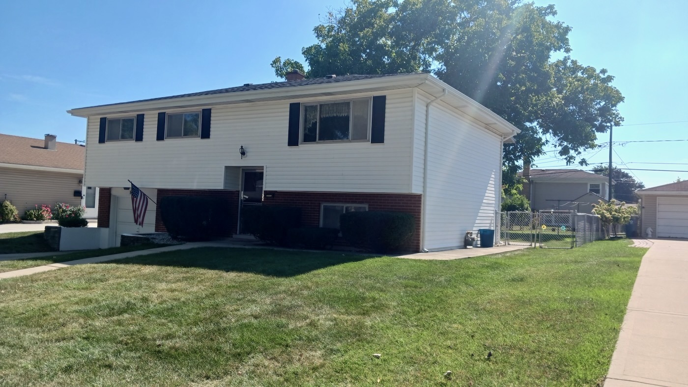 433 West Diversey Avenue Addison, IL 60101 - Photo 2 of 8 a view of a house with a yard