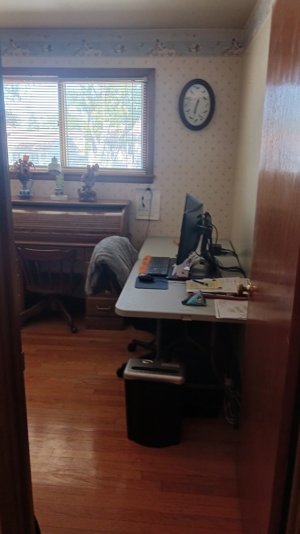 433 West Diversey Avenue Addison, IL 60101 - Photo 3 of 8 a view of workspace with window