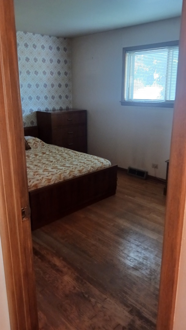 433 West Diversey Avenue Addison, IL 60101 - Photo 5 of 8 a room with a bed