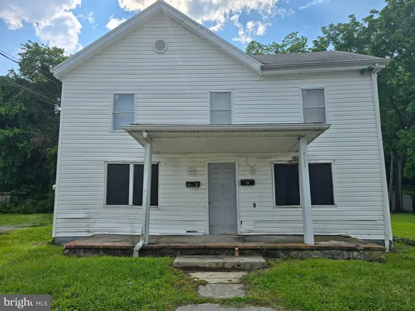a view of front of house with a yard