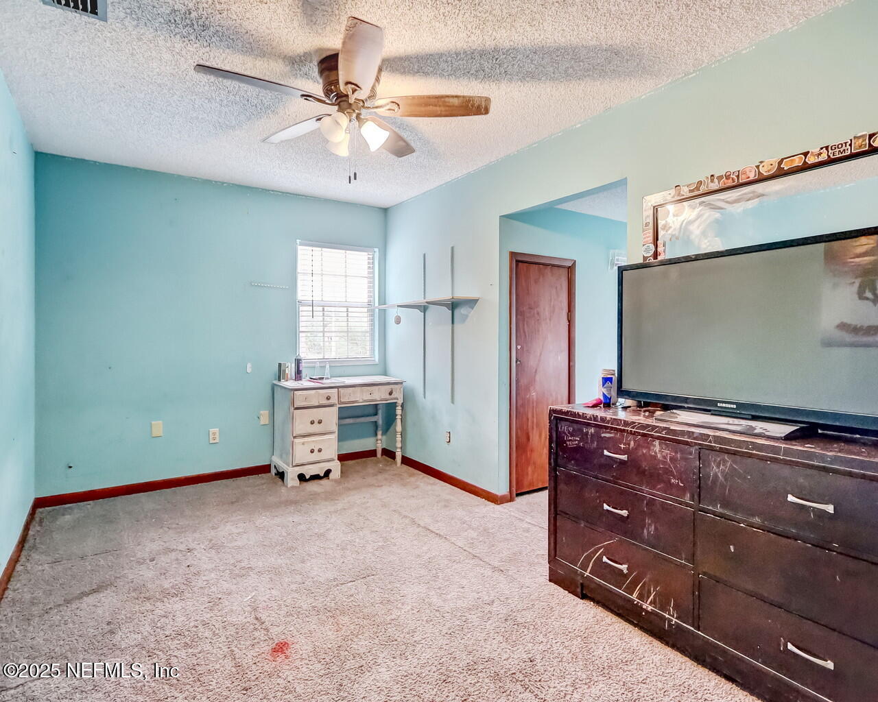 43059 Pearl Lane Callahan, FL 32011 - Photo 28 of 42 a room with furniture and flat screen tv