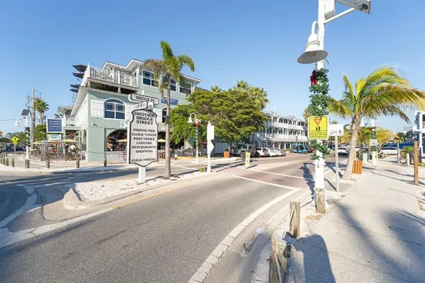 $725,000 | 6915 9th Avenue Northwest, Bradenton, FL 34209