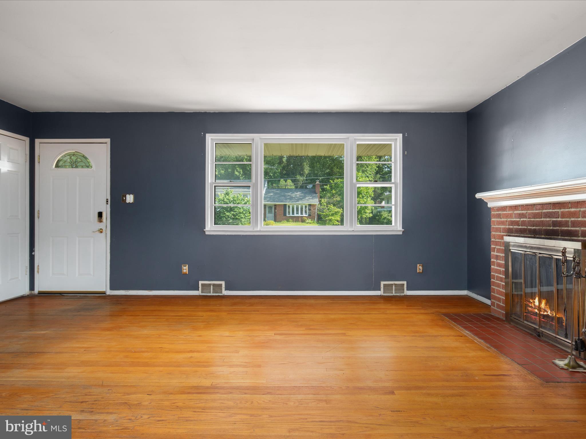 7517 Inzer Street Springfield, VA 22151 - Photo 12 of 33 BRIGHT LIVING SPACE