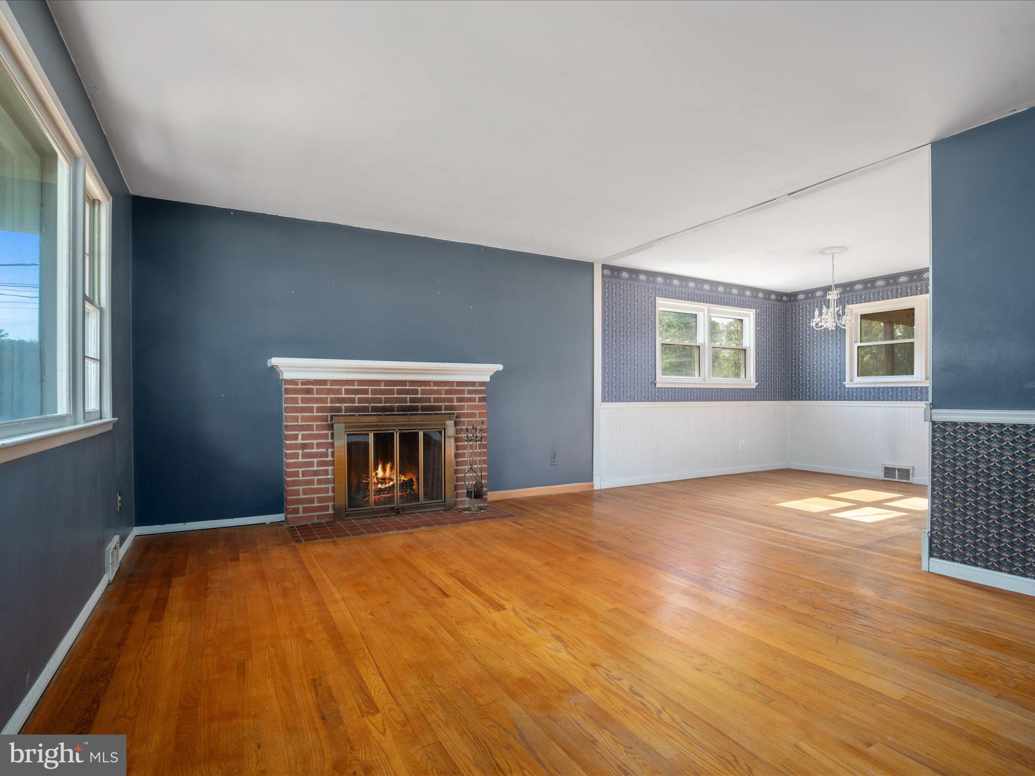 7517 Inzer Street Springfield, VA 22151 - Photo 13 of 33 ADJOINING LIVING/DINING ROOMS