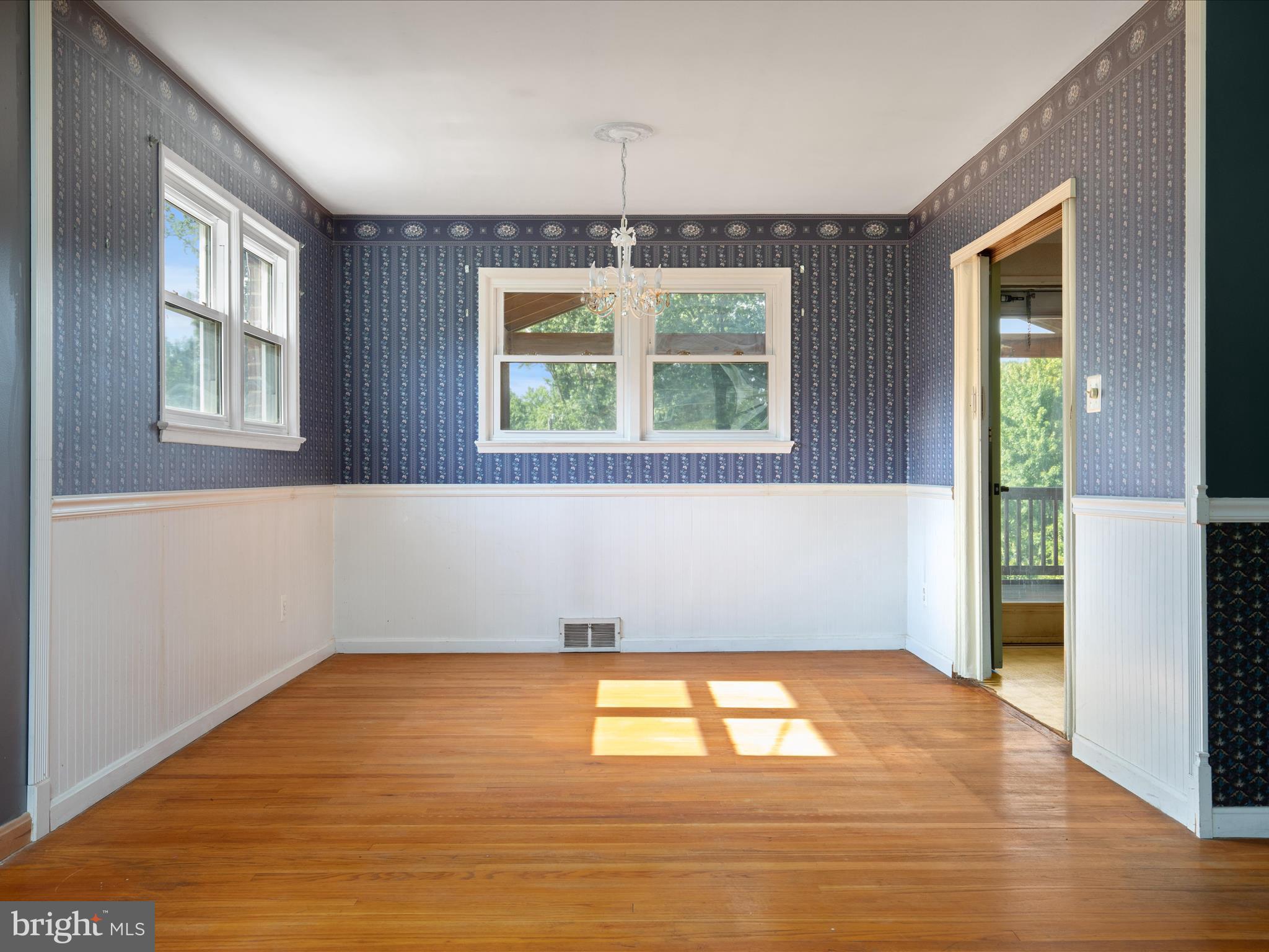 7517 Inzer Street Springfield, VA 22151 - Photo 14 of 33 SUNNY DIINING AREA