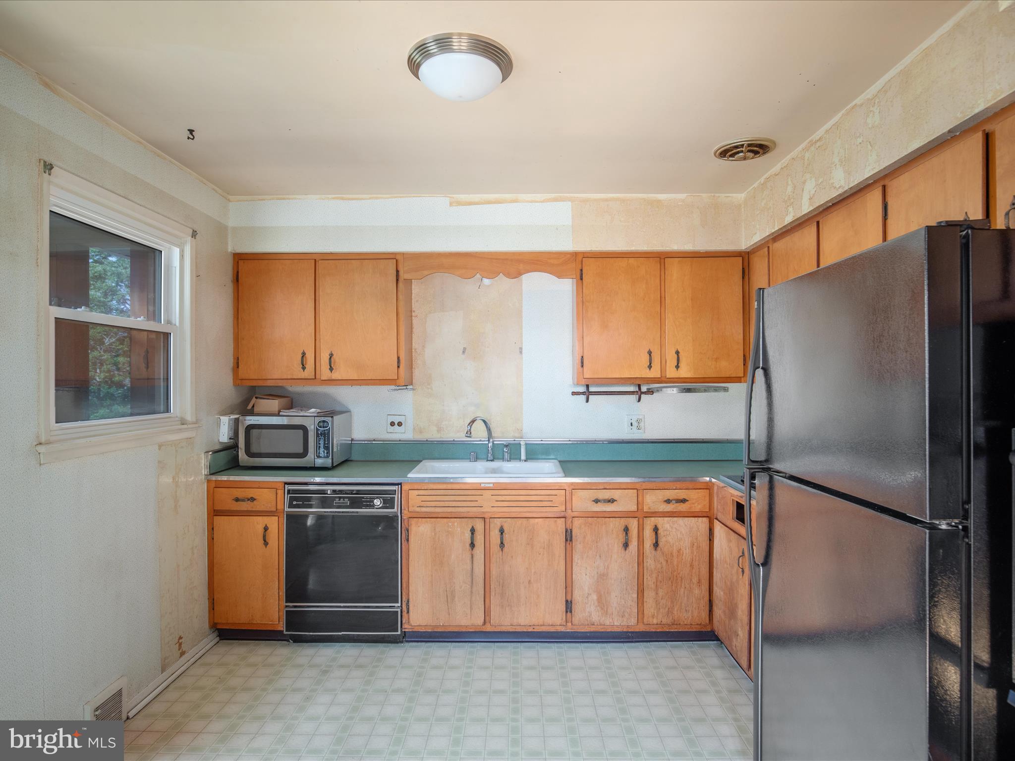 7517 Inzer Street Springfield, VA 22151 - Photo 15 of 33 CHARMING VINTAGE KITCHEN