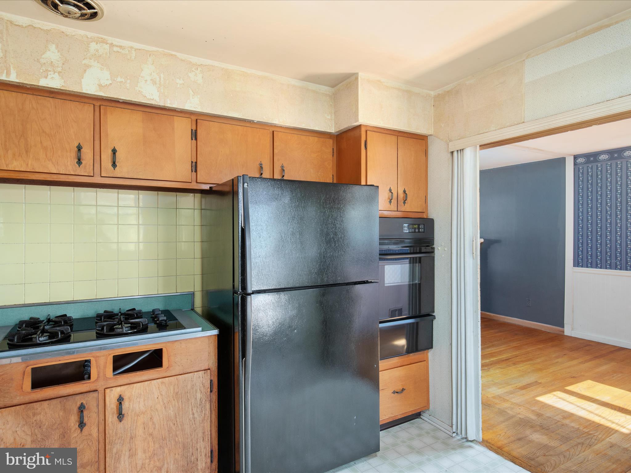 7517 Inzer Street Springfield, VA 22151 - Photo 17 of 33 NEWER COOKTOP, WALL OVEN AND REFRIGERATOR