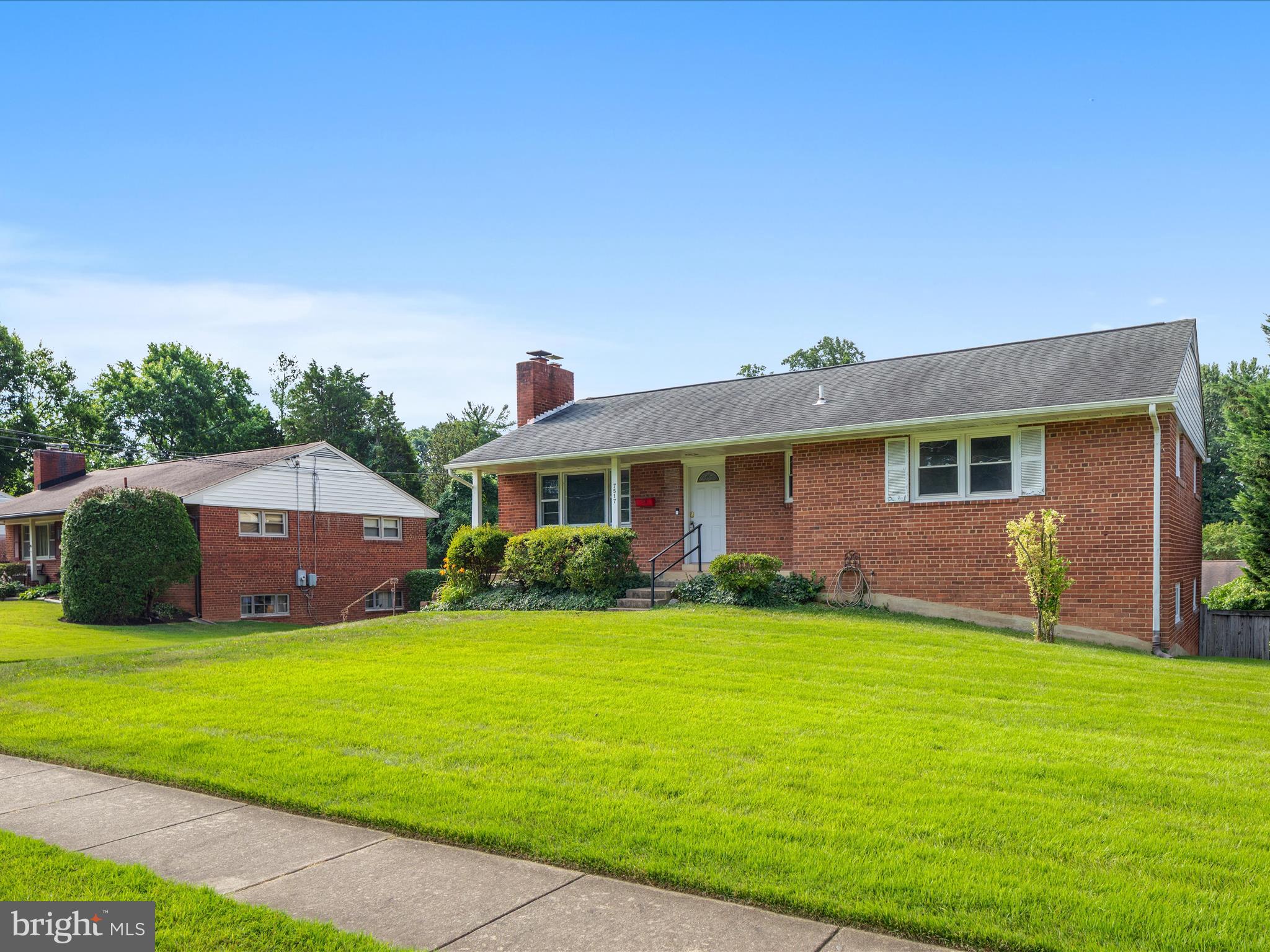 7517 Inzer Street Springfield, VA 22151 - Photo 3 of 33 SPACIOUS FRONT YARD