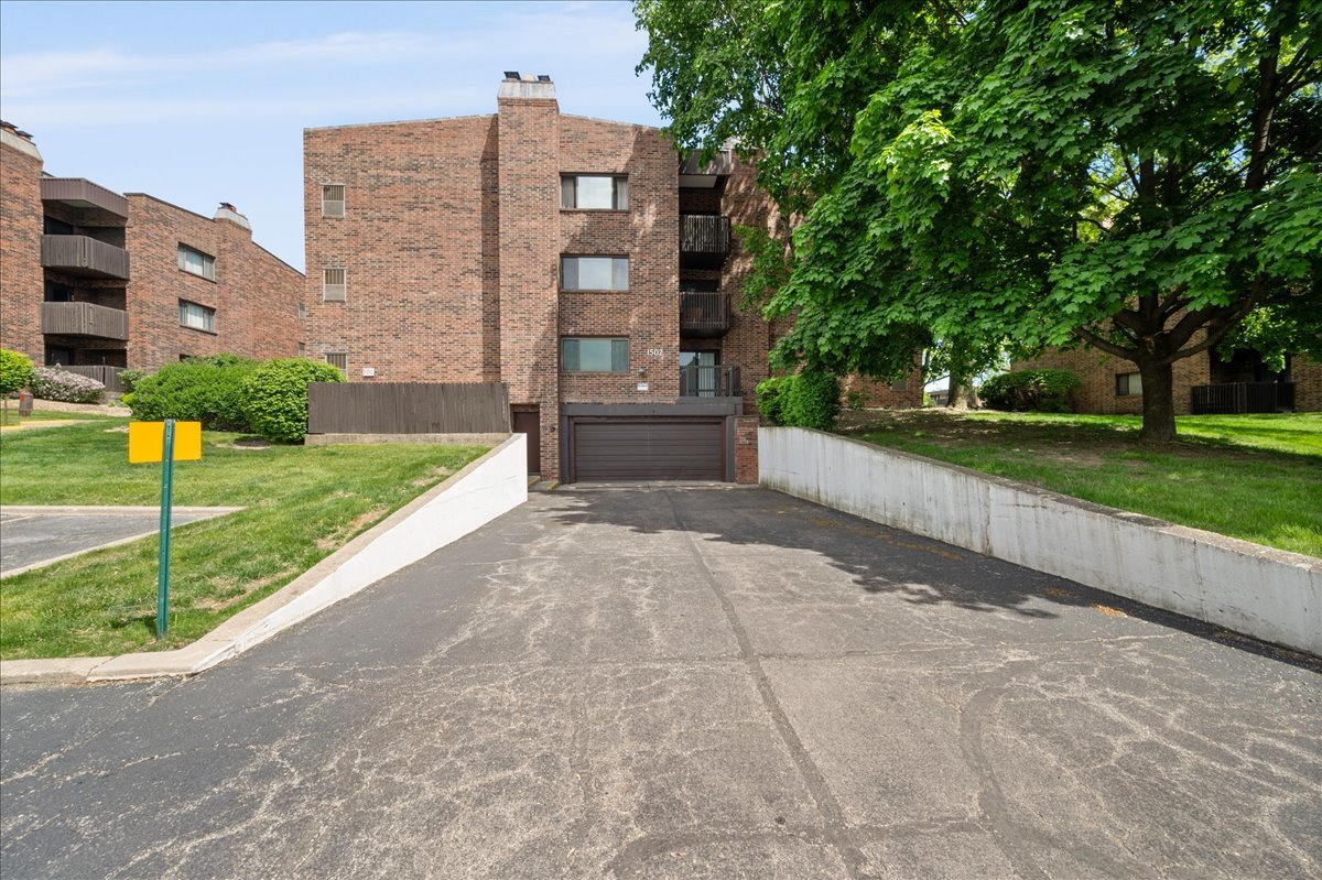 1502 Woodbridge Road, Unit 1D Joliet, IL 60436 - Photo 3 of 31 Gallery Image 3