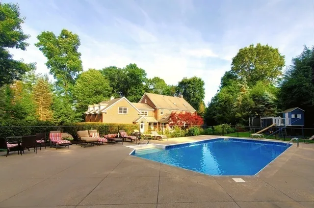 $1,688,700 | 14 High Meadow Circle, East Longmeadow, MA 01028