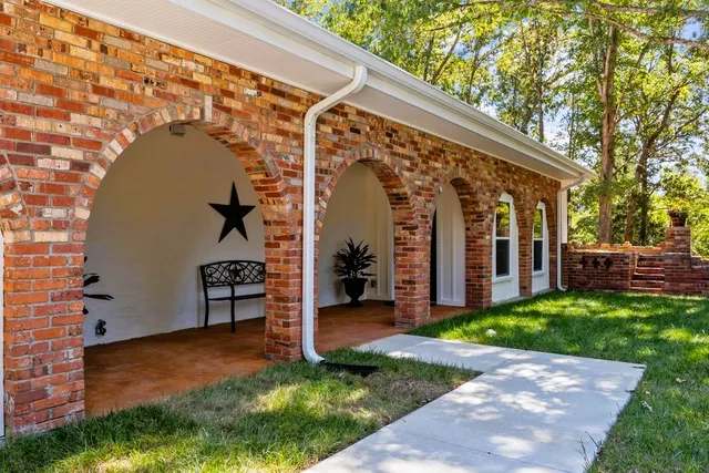 a view of a livingroom with a dinning area