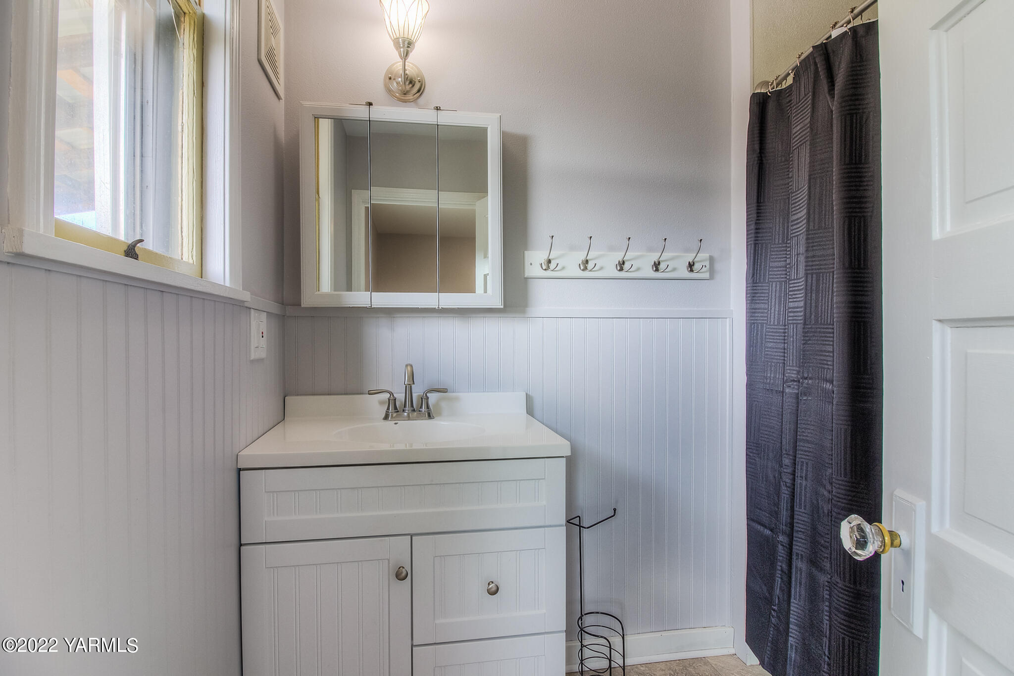 1212 Dazet Road Yakima, WA 98908 - Photo 13 of 37 a bathroom with a sink toilet and mirror