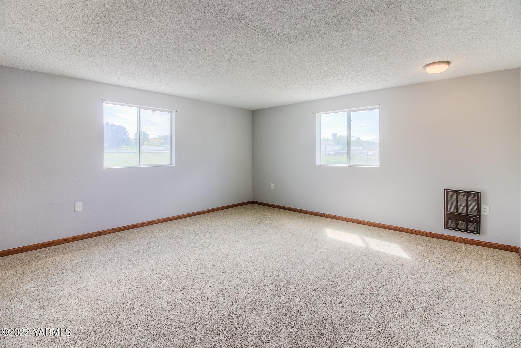 1212 Dazet Road Yakima, WA 98908 - Photo 15 of 37 an empty room with a window
