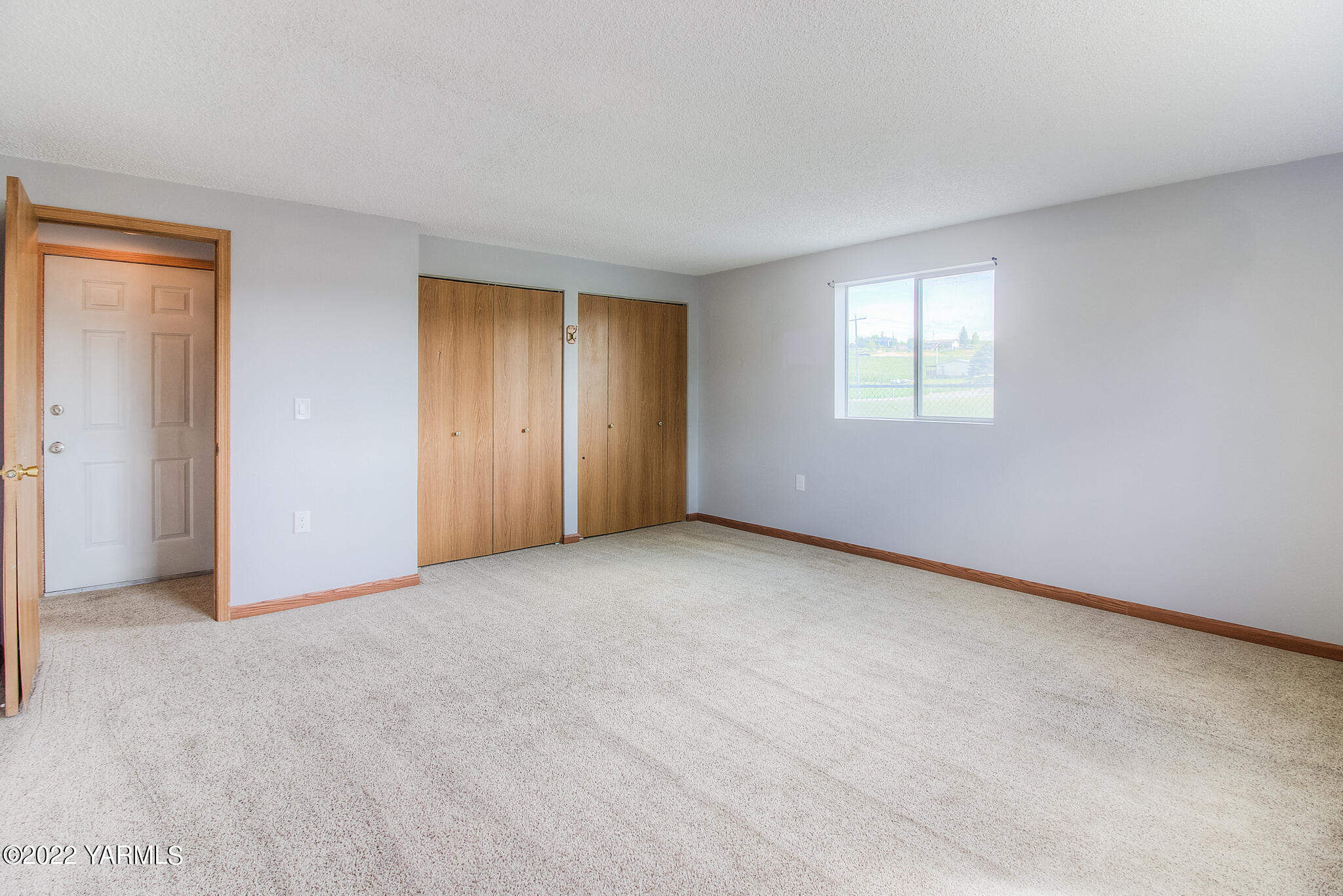 1212 Dazet Road Yakima, WA 98908 - Photo 16 of 37 an empty room with windows and closet