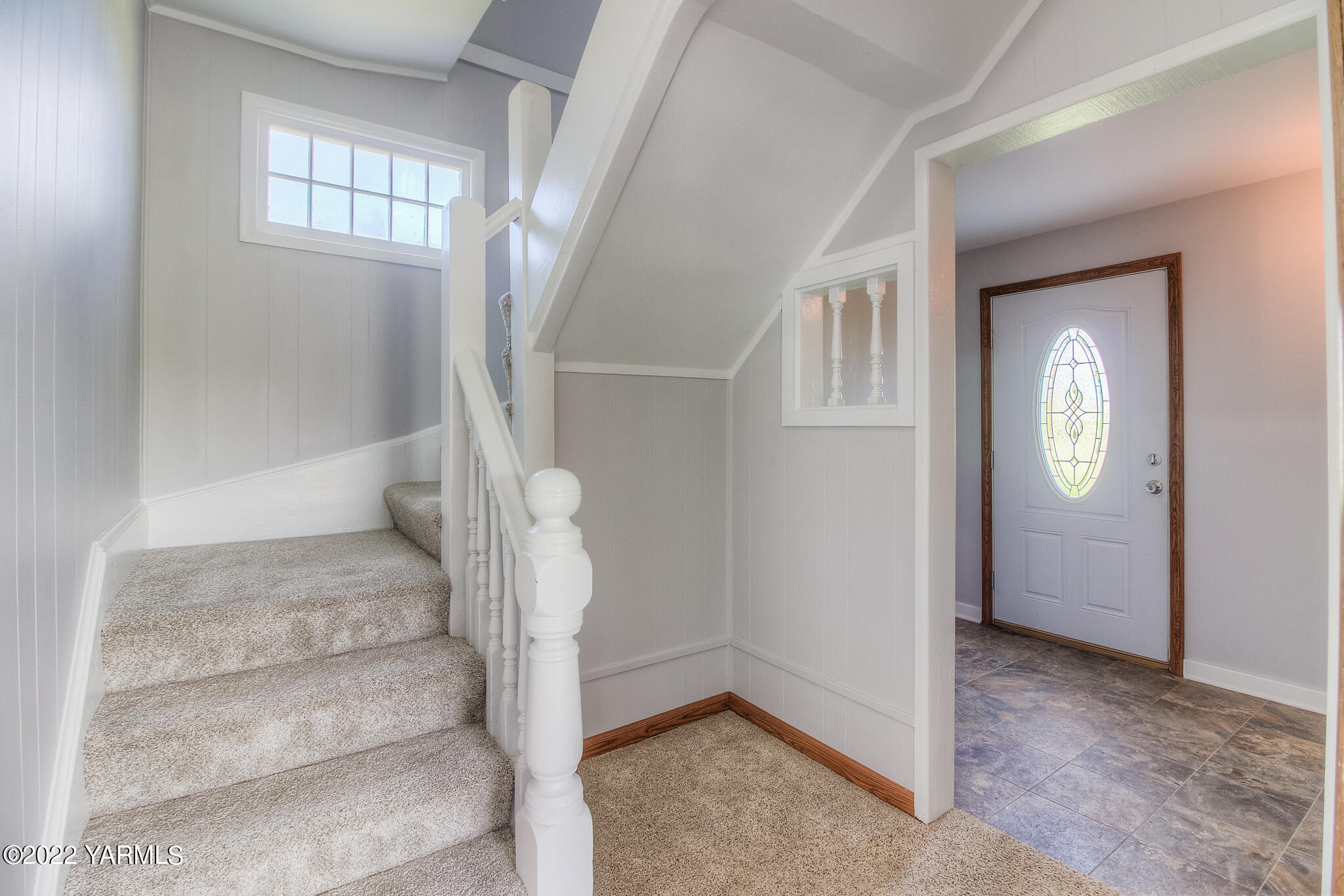 1212 Dazet Road Yakima, WA 98908 - Photo 17 of 37 an entryway with a window