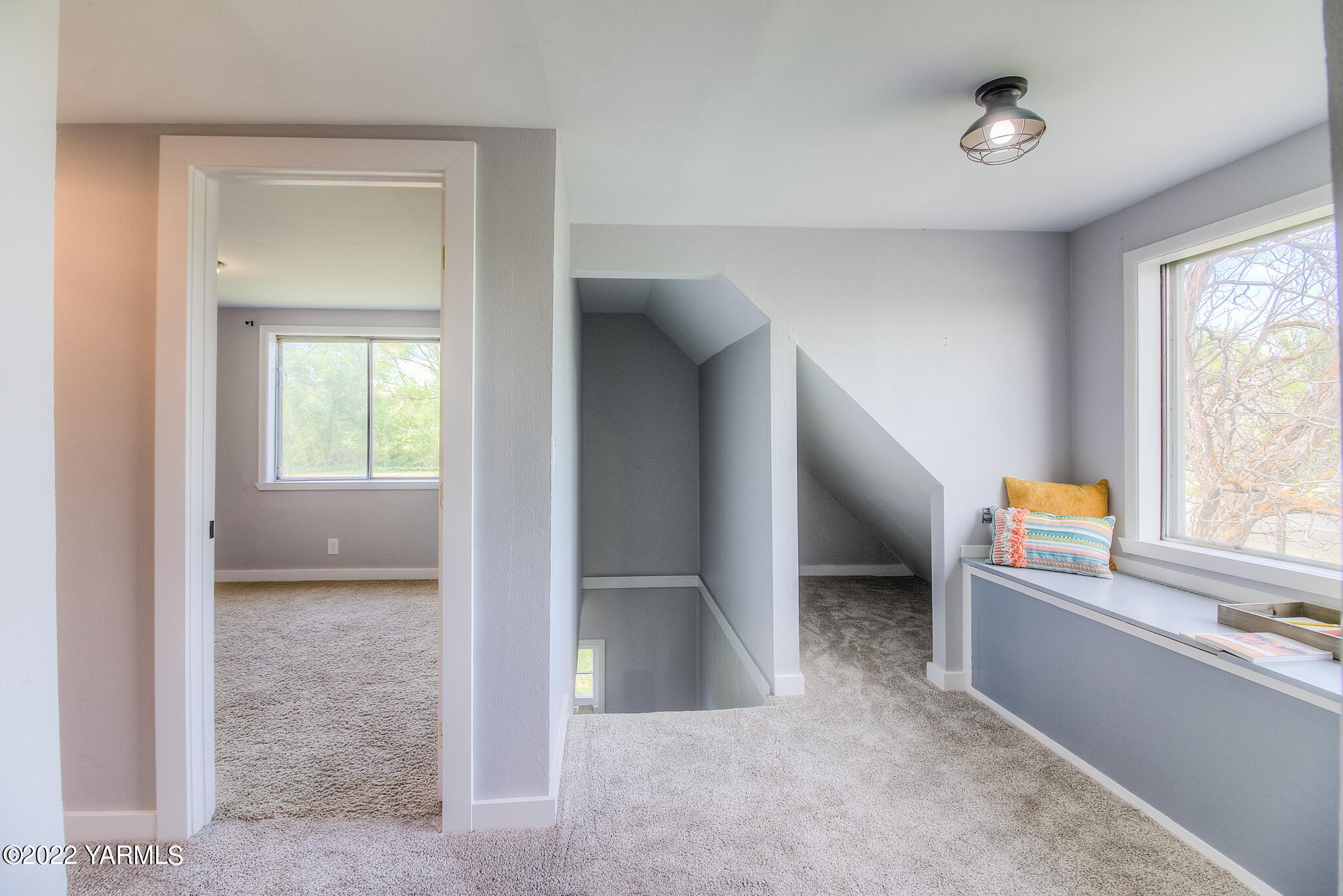 1212 Dazet Road Yakima, WA 98908 - Photo 20 of 37 a view of a hallway to rooms and stairs