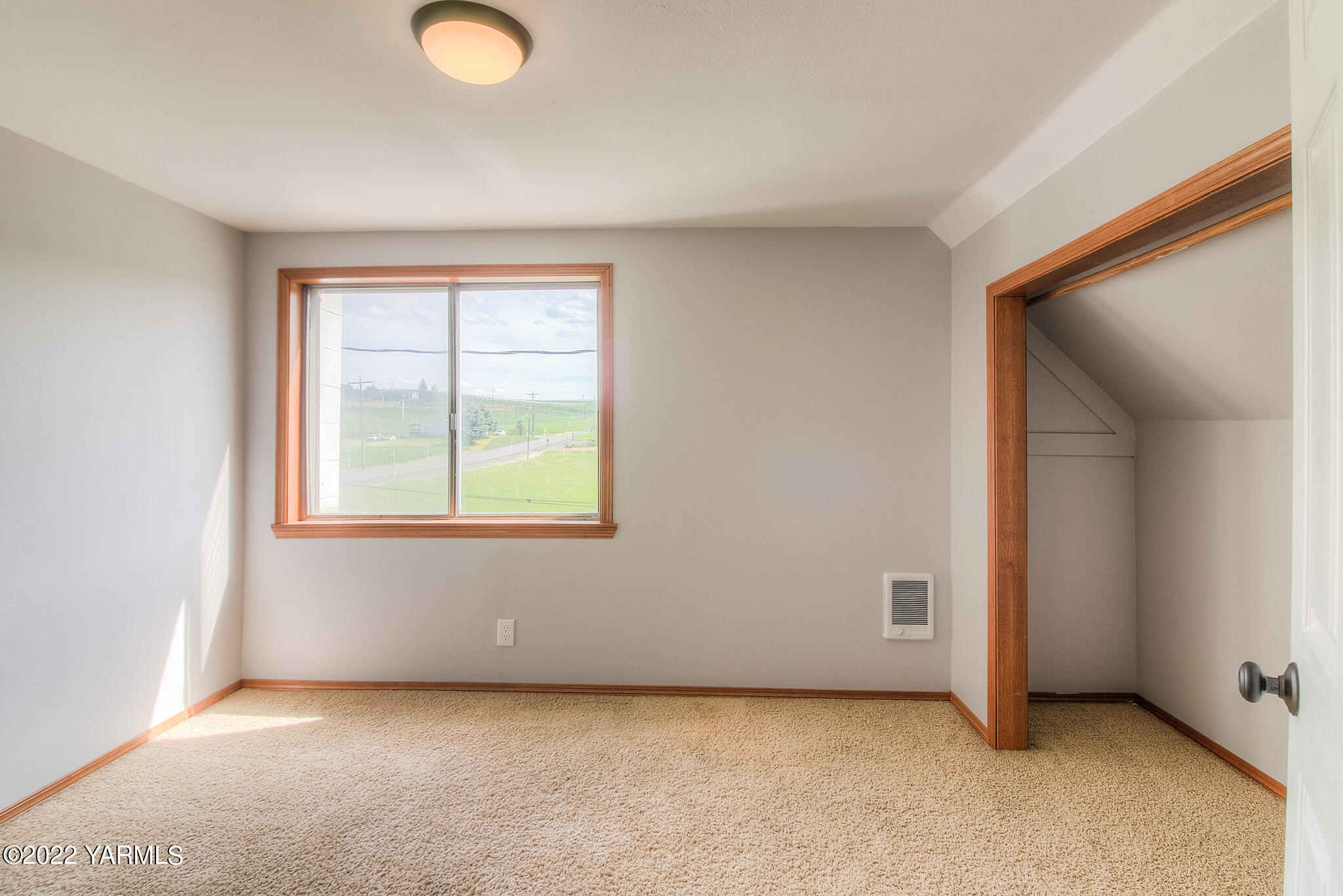 1212 Dazet Road Yakima, WA 98908 - Photo 24 of 37 an empty room with windows