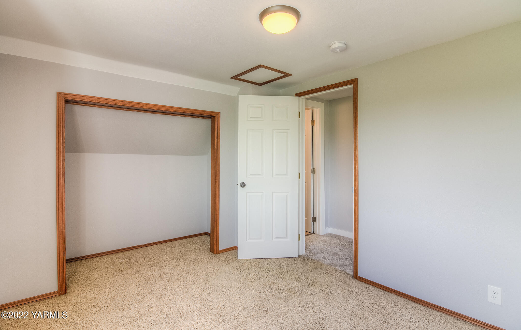 1212 Dazet Road Yakima, WA 98908 - Photo 25 of 37 a view of an empty room and a window