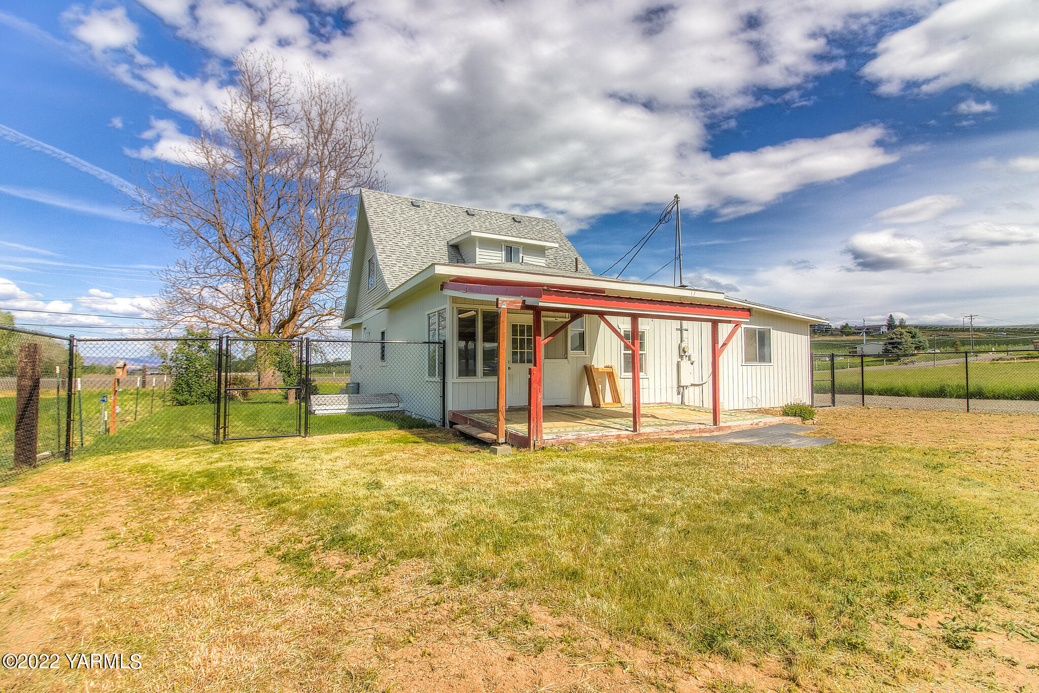 1212 Dazet Road Yakima, WA 98908 - Photo 28 of 37 a view of a large building with a large trees