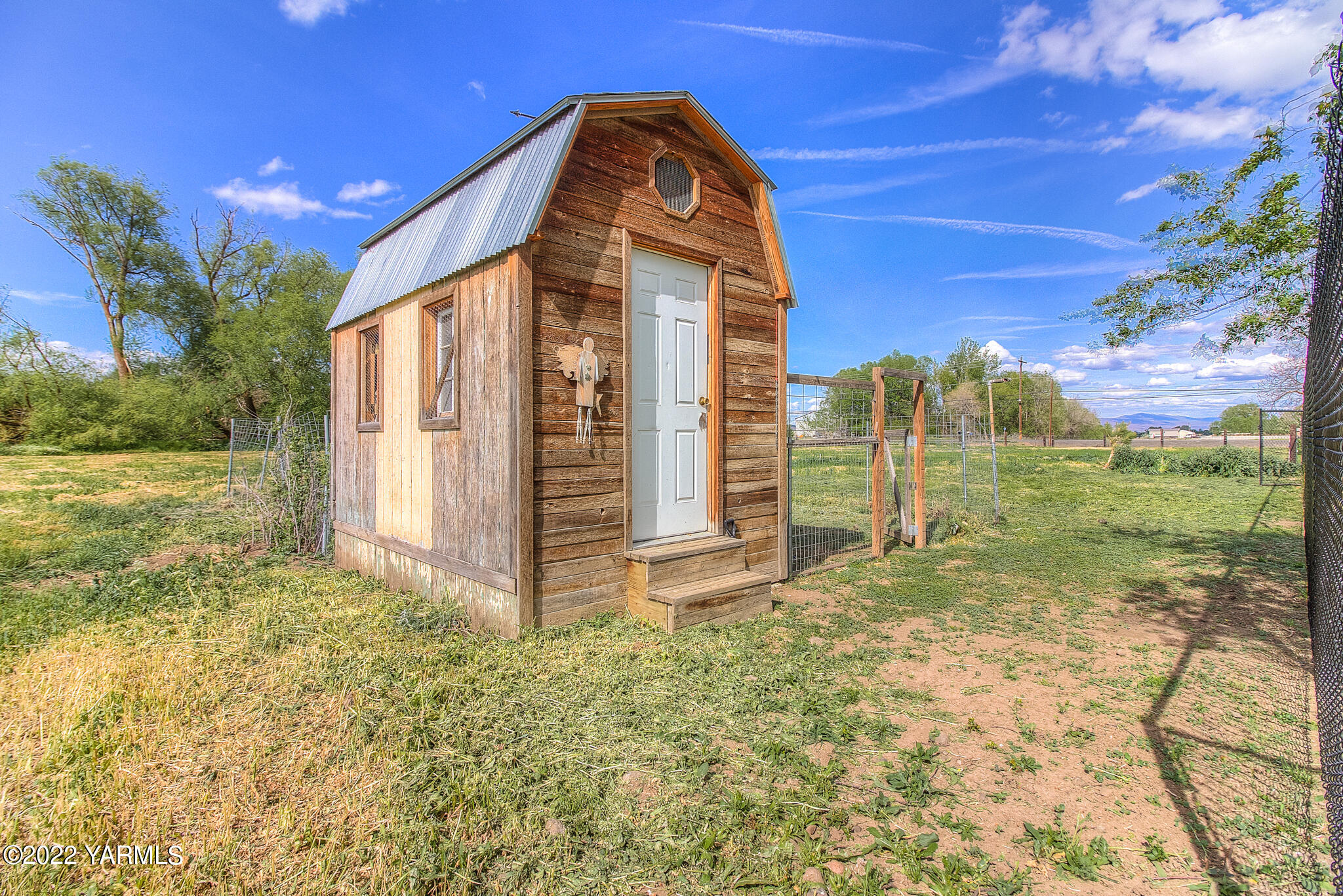 1212 Dazet Road Yakima, WA 98908 - Photo 29 of 37 a view of a tiny house with a yard