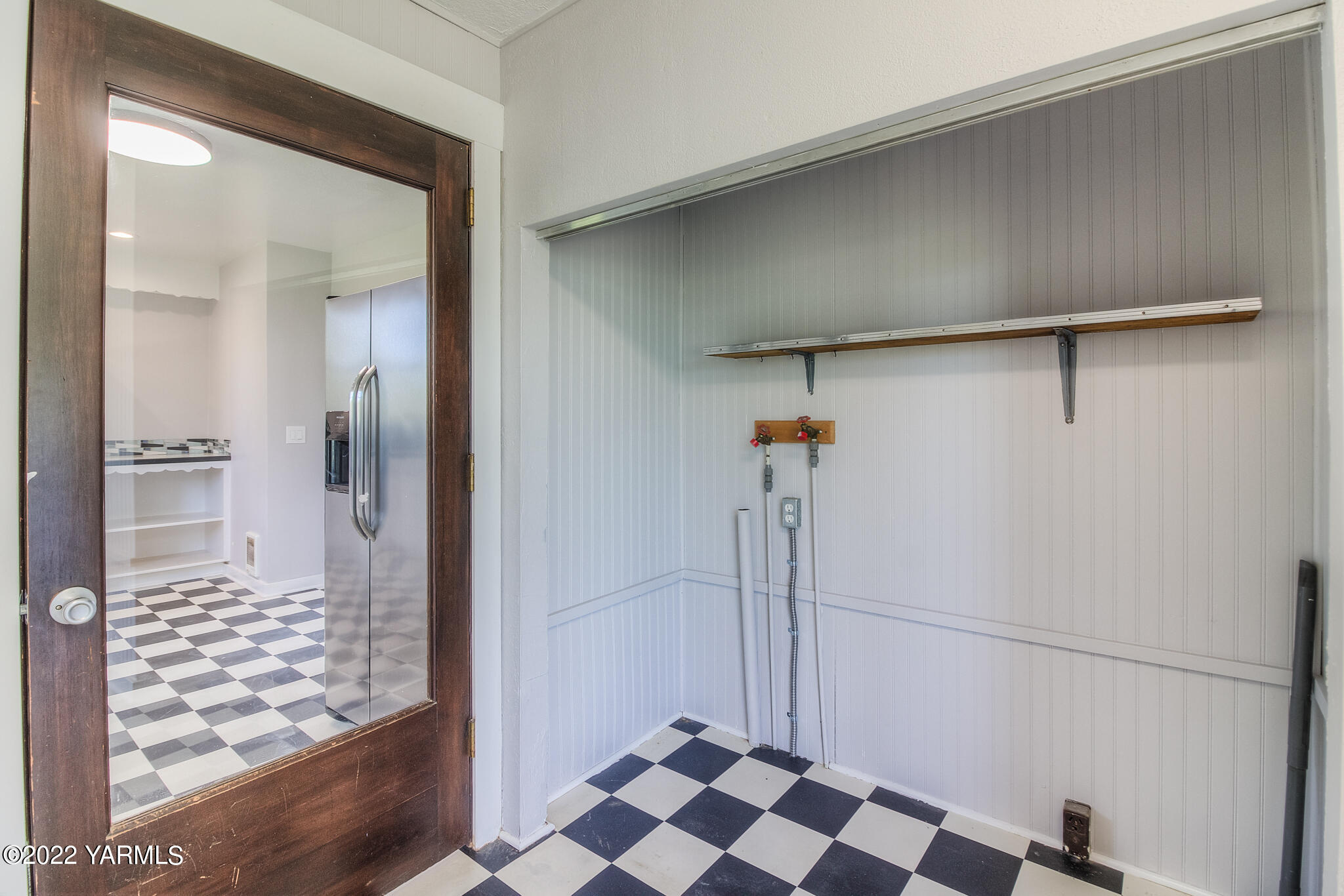 1212 Dazet Road Yakima, WA 98908 - Photo 10 of 37 a bathroom with a glass shower door