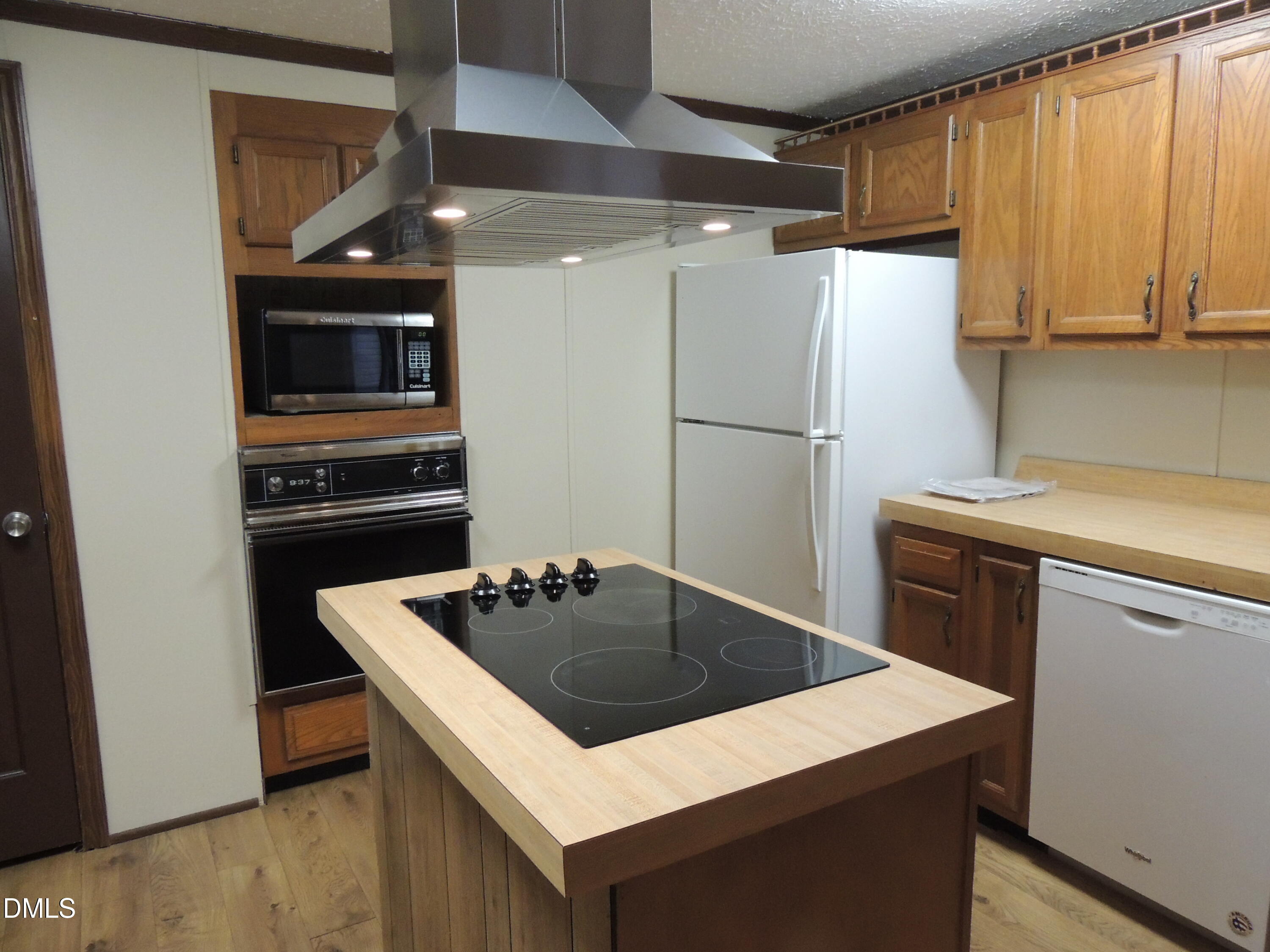 632 Wimberly Road Apex, NC 27523 - Photo 3 of 23 3-Kitchen stove