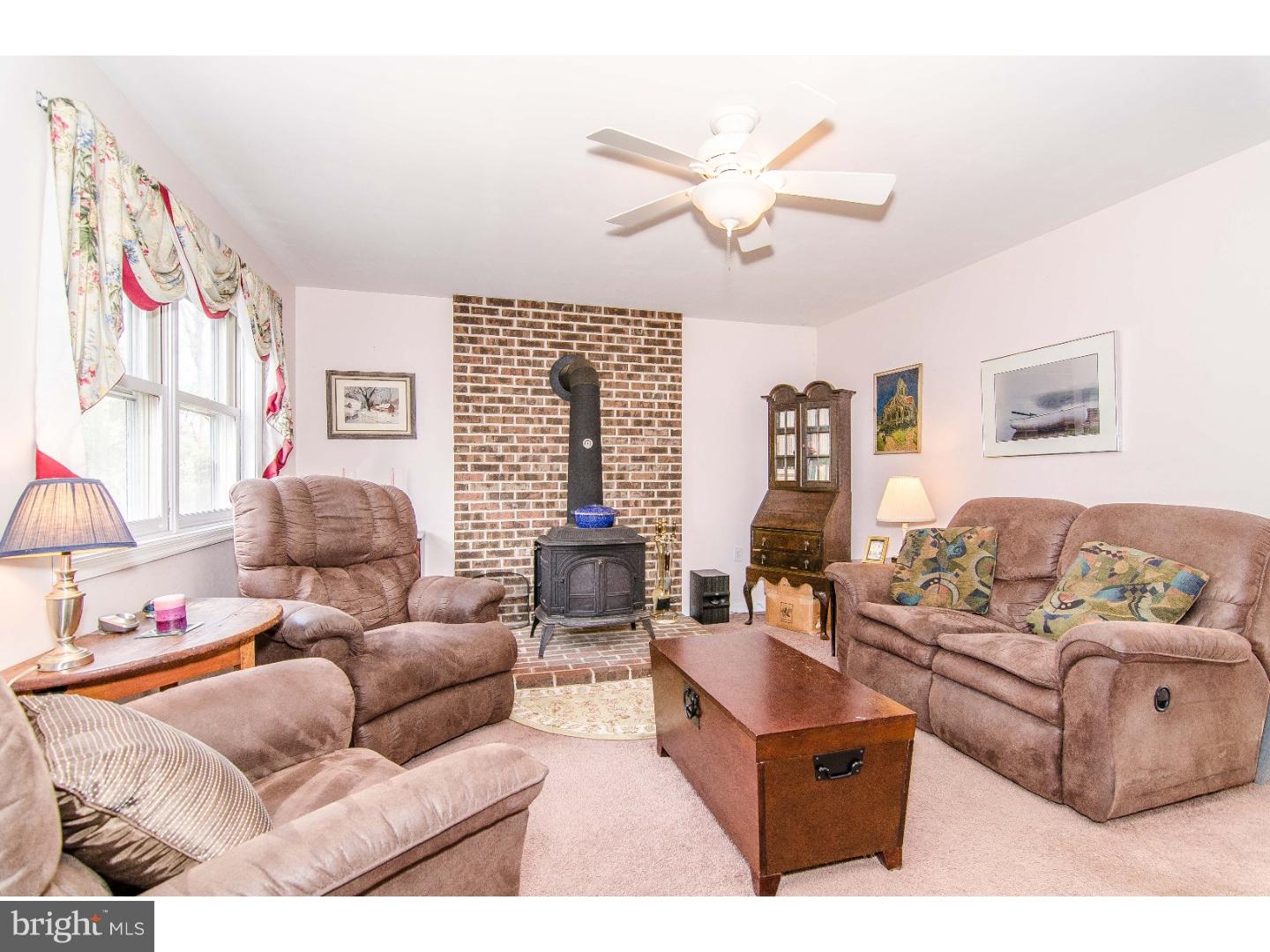 32 Buckwalter Road Spring City, PA 19475 - Photo 3 of 20 Living Room