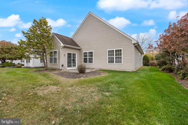 a view of a house with backyard and garden