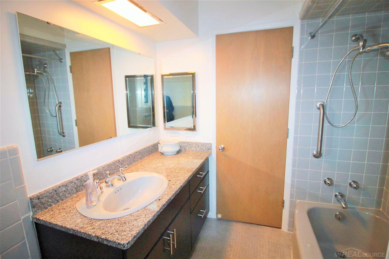 430 Barclay Road Grosse Pointe, MI 48236 - Photo 16 of 40 50039182-15.JPG