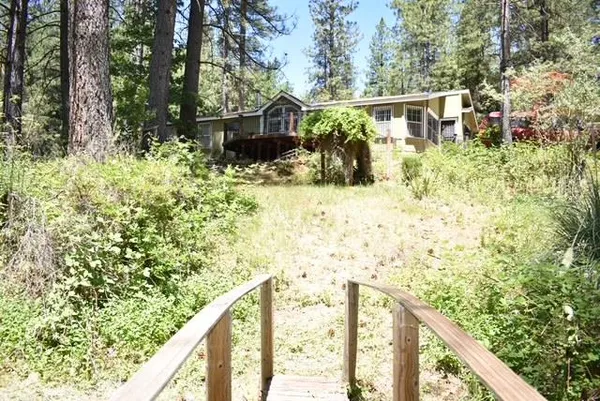 a view of a backyard of the house