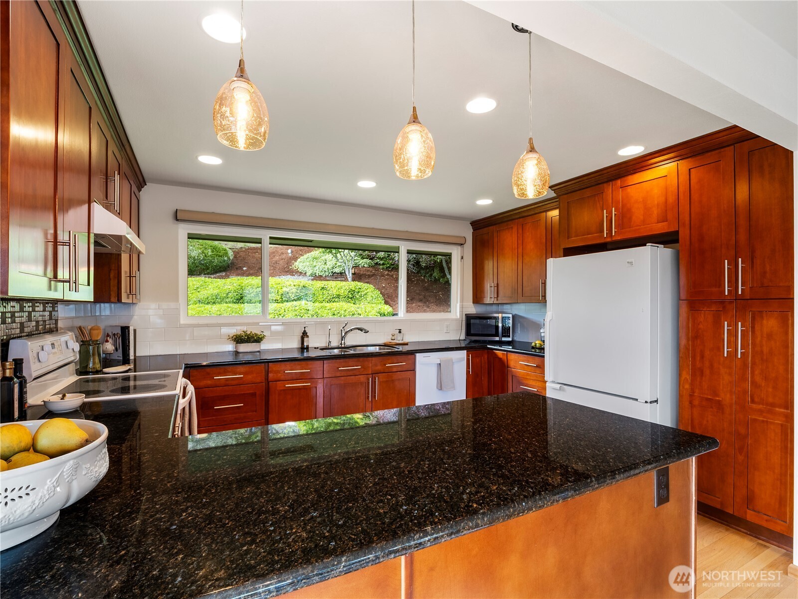 16631 Sylvester Road Southwest Burien, WA 98166 - Photo 8 of 31 Gallery Image 8