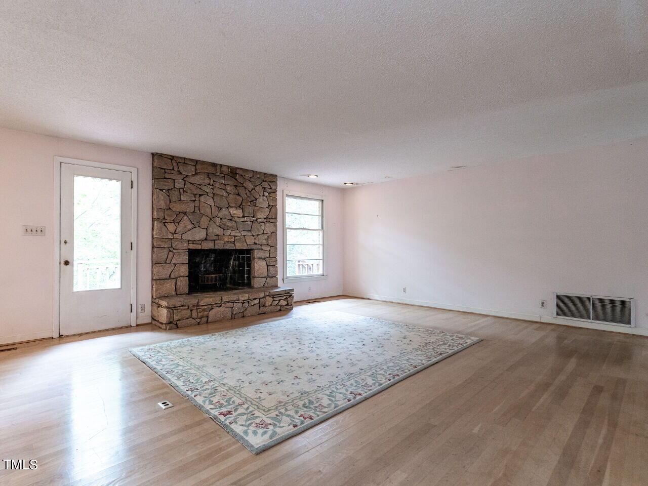 417 Forsyth Street Raleigh, NC 27609 - Photo 8 of 34 007-1280x960-family-room