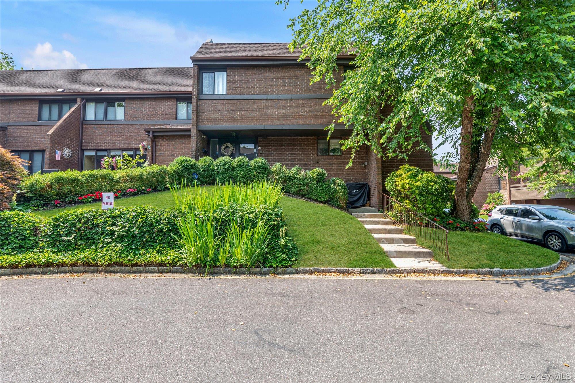 21 Spring Hollow Road Roslyn, NY 11576 - Photo 1 of 25 Front