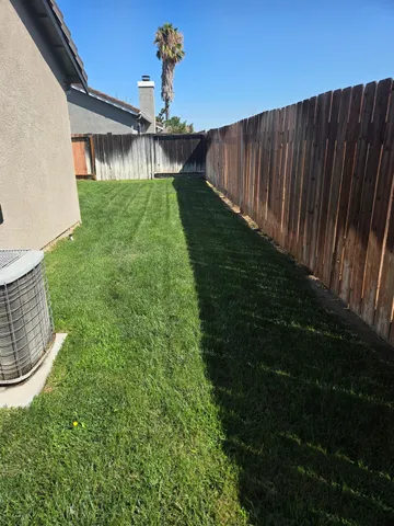 a view of a backyard