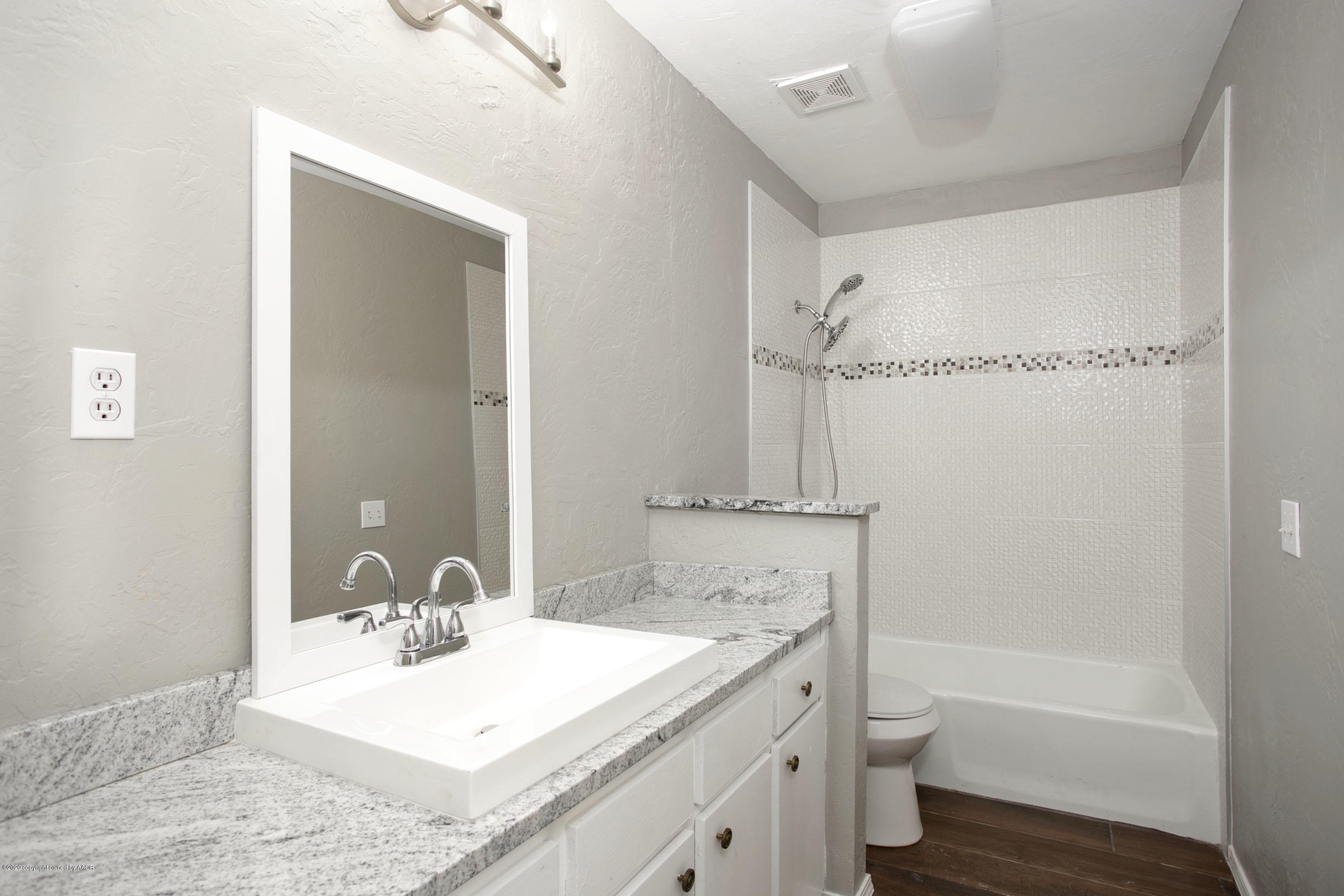 6302 Rutgers Street Amarillo, TX 79109 - Photo 10 of 23 Main Bathroom