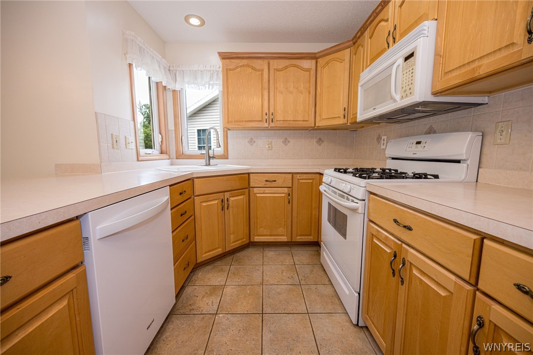 5 Alexander Parkway Pendleton, NY 14120 - Photo 15 of 49 Kitchen. Gas stove/oven, built in microwave, dishwasher