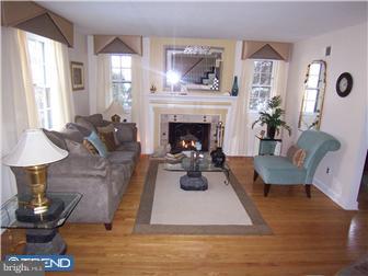 8 Johns Road Cheltenham, PA 19012 - Photo 3 of 12 Living Room