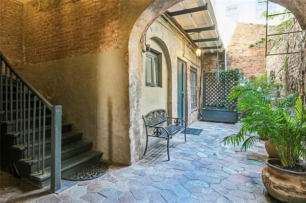 $1,000 | 717 Toulouse Street, Unit 6, New Orleans, LA 70130