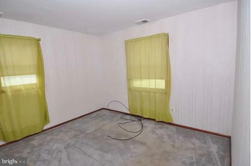 2091 Old York Road Burlington, NJ 08016 - Photo 9 of 20 Bright and airy room with green accents.