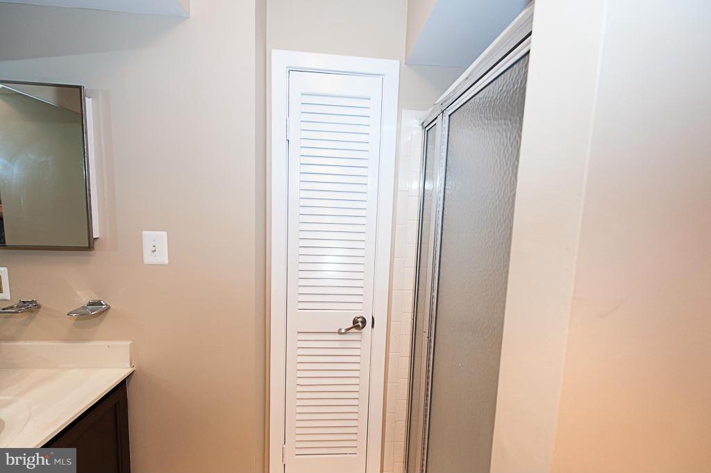 11011 Thrush Ridge Road Reston, VA 20191 - Photo 15 of 30 a bathroom with a sink and a mirror