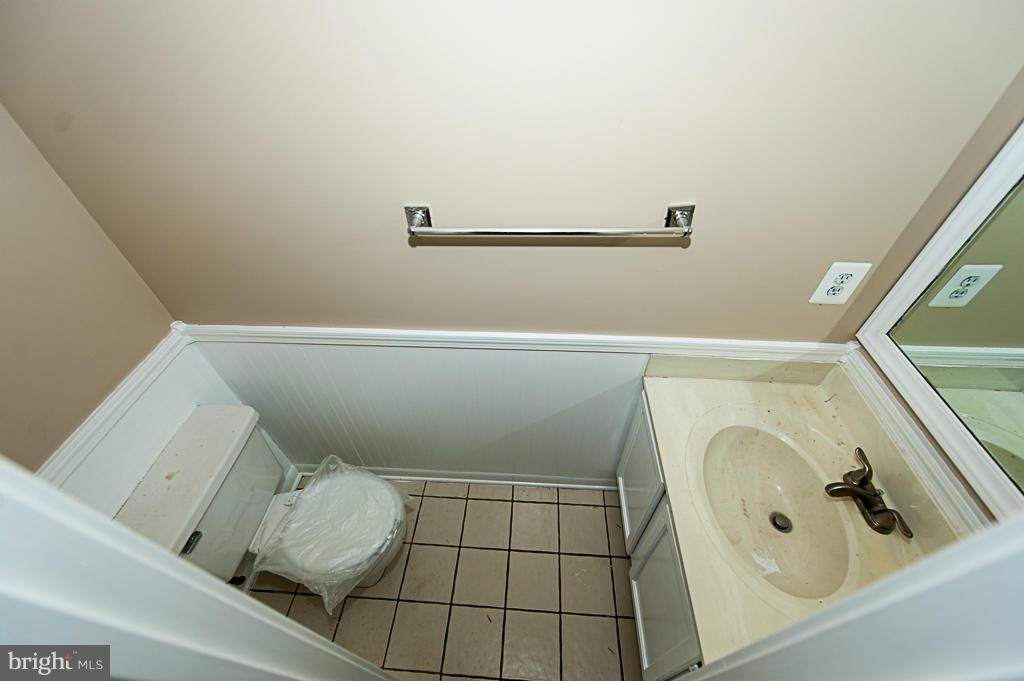 11011 Thrush Ridge Road Reston, VA 20191 - Photo 27 of 30 a bathroom with a bathtub