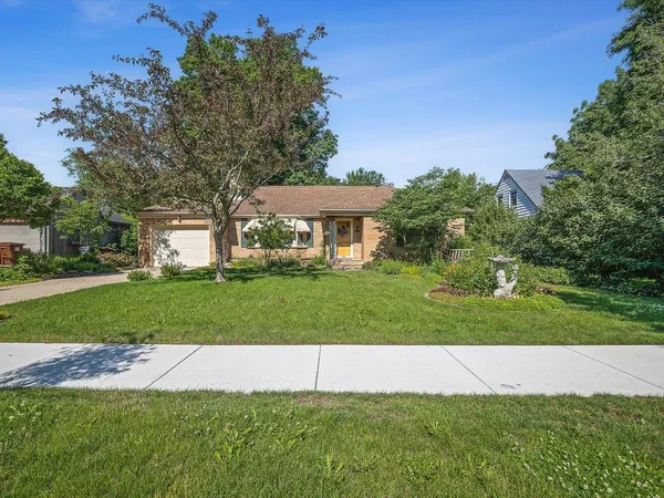 $199,900 | 612 Oak Knolls Avenue East, Rockford, IL 61107