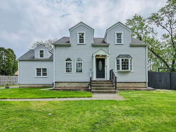 $499,900 | 423 South Center Street, Bensenville, IL 60106