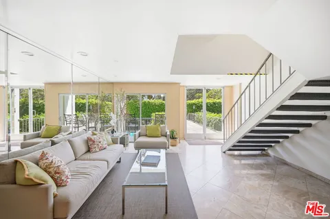 $1,500,000 | 516 San Vicente Boulevard, Unit 206, Santa Monica, CA 90402