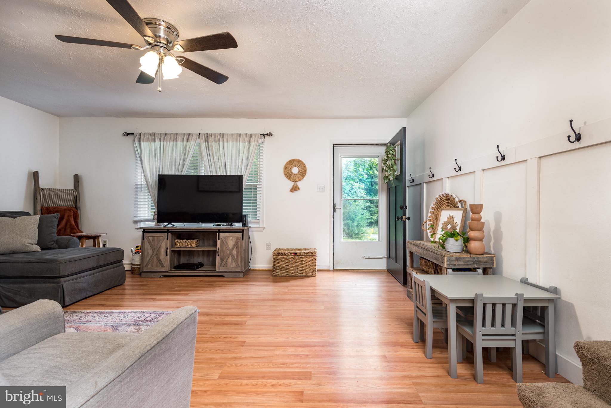 9568 Meetze Road Midland, VA 22728 - Photo 5 of 33 Living Room