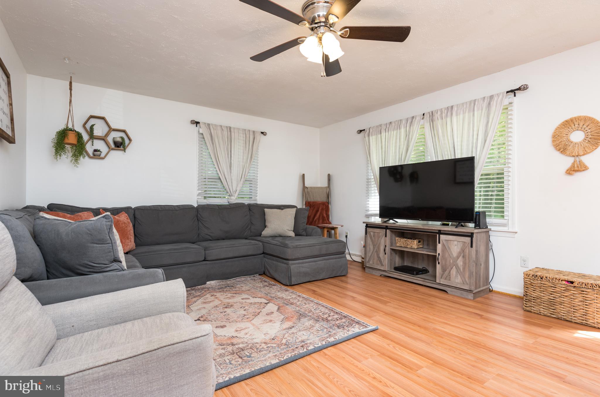 9568 Meetze Road Midland, VA 22728 - Photo 6 of 33 Living Room